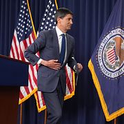 Federal Reserve-chefen Kevin Warsh lämnar gårdagens presskonferens.
