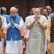 Indiens premiärminister Narendra Modi näst längst till höger, Ram Nath Kovind längst till vänster.