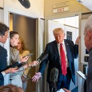 Trump möter pressen under sin pågående Mellanösternvisit.