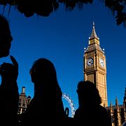 Människor framför Big Ben i London.