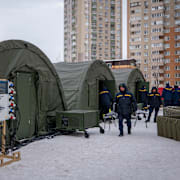 Räddningspersonal har ställt upp tält i centrala Kyiv där boende i området kan värma sig.