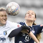  Växjös Jennie Nordin i duell med Emma Lennartsson under söndagens damallsvenska fotbollsmatch.