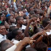 Bemba-anhängare samlade utanför hans hus under stridigheterna 2006