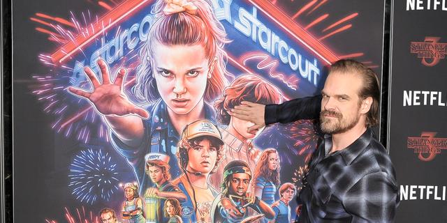  David Harbour, som spelar Hopper, framför en plansch med övriga av seriens stjärnor. Richard Shotwell / TT NYHETSBYRÅN