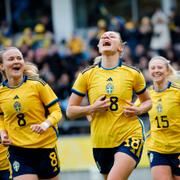 Svenska fotbollsdamerna med Fridolina Rolfö i mitten.