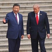 Donald Trump välkomnas till Folkets stora hall i Peking av president Xi Jinping.
