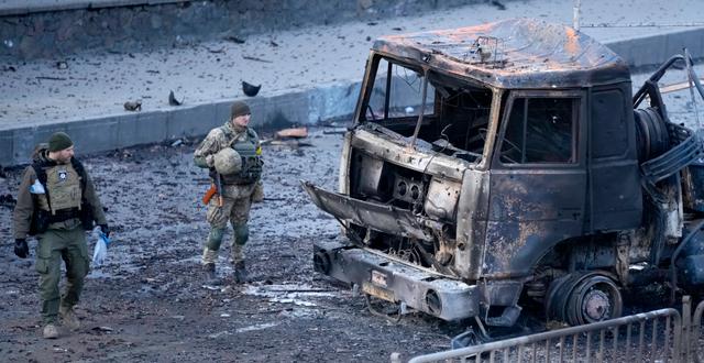 Ukrainska soldater i Kyiv efter ett ryskt flyganfall. Vadim Ghirda / AP