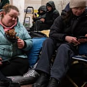 Människor tar skydd undan de ryska bombningarna i Kyivs tunnelbana, den 20 januari 2026. 