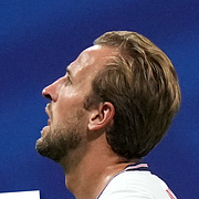 Till vänster: Argentinas Lionel Messi firar efter segern mot England. Till höger: Englands Harry Kane deppar efter förlusten.