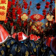 Människor återskapar en ceremoni från Qing-dynastin, där kejsarna ber om god skörd och lycka inför det kinesiska nyåret. Många börser i Asien håller stängt på fredagen på grund av högtiden. 