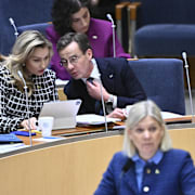 Ebba Busch (KD) och statsminister Ulf Kristersson (M) då Magdalena Andersson (S) talar under en tidigare partiledardebatt i riksdagen. 