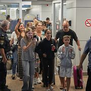 Passagerare landar i Israel efter att de flugits hem från nödlandningen i Saudiarabien.