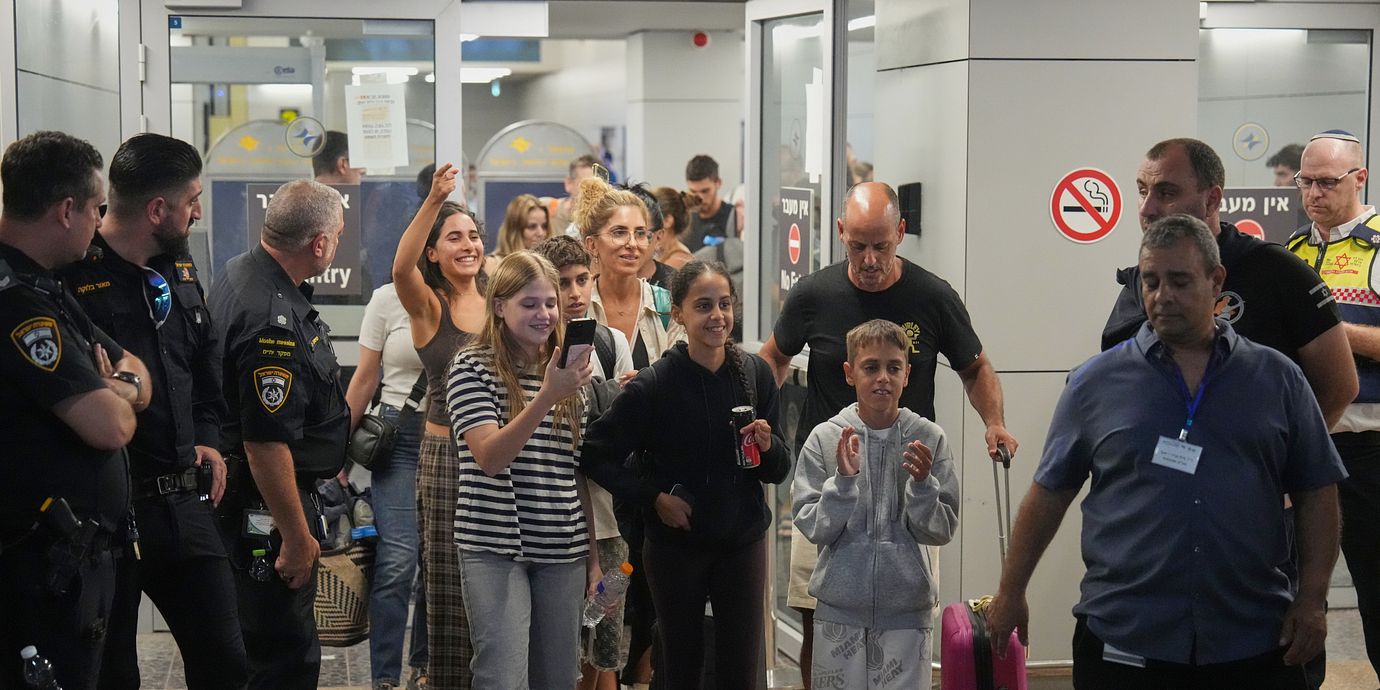 Passagerare landar i Israel efter att de flugits hem från nödlandningen i Saudiarabien.