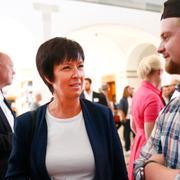 Regeringens nationella samordnare mot våldsbejakande extremism Mona Sahlin pratar med besökare under invigningen.