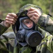 Förbereder för övning i  tårgaskammaren.  