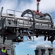 Rysk militär lastar en kryssningsrobot på ett stridsfartyg under en övning med taktiska kärnvapen den 13 juni 2024. 