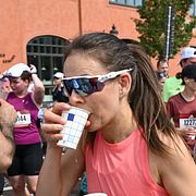 Törstiga löpare försöker få vatten vid vätskekontrollen under Stockholm marathon förra året.