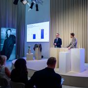 H&M:s finanschef Adam Karlsson och vd Daniel Ervér presenterar bolagets delårssiffror.