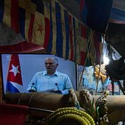 En tv i en butik i Havanna visar ett tal av president Miguel Díaz-Canel.