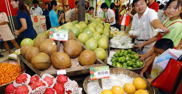 Arkivbild. Taiwanesisk frukt säljs i butik i Peking. Pang Xinglei / AP