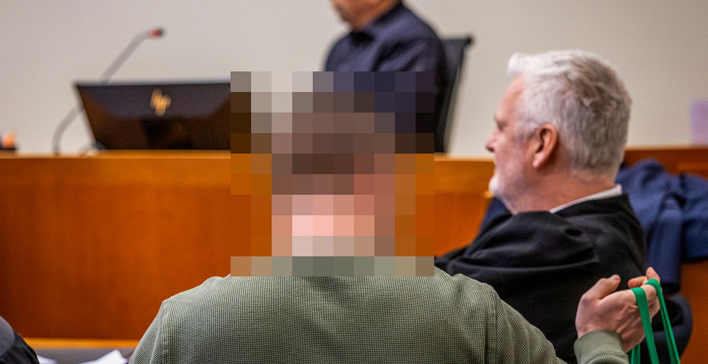 Den dömde mannen i rätten. 