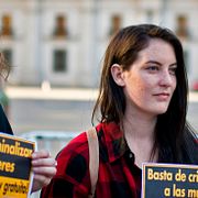 Demonstranter med skyltar där det står: ”Sluta kriminalisera kvinnor”.