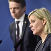 Finansminister Magdalena Andersson (S) och finansmarknadsminister Per Bolund (MP) presenterade det nya förslaget om resolutionsavgifterna vid en pressträff på torsdagen. Arkivbild.