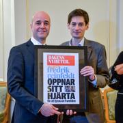 Dagens Nyheters chefredaktör Peter Wolodarski gav moderatledaren Fredrik Reinfeldt en löpsedel 
 när Reinfeldt avtackades i riksdagshuset i Stockholm 2015. Arkivbild. 