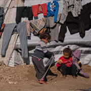 Kläder hänger på tork i tältläger i Gaza, lördagen den 27 december.