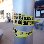 Avspärrningar i Denver / En person skriver på en dator.