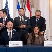 Israels ambassadör til USA Yechiel Leiter och Libanons ambassadör Nada Hamadeh undertecknade avtalet, här tillsammans med USA:s utrikesminister Marco Rubio och tjänstemän i Vita huset den 26 juni 2026.