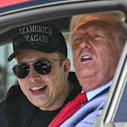 Elon Musk och Donald Trump i en Tesla utanför Vita huset i mars. 