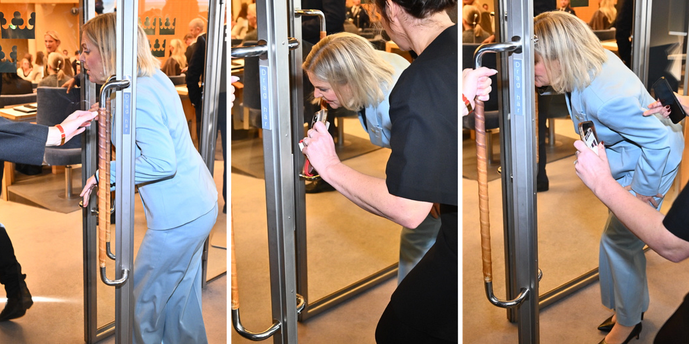 Magdalena Andersson (S) klämde sig i dörren när hon var på väg in till statsministeromröstningen.