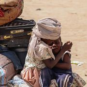 En kvinna och ett barn från Sudan på väg till ett flyktingläger i Tchad.