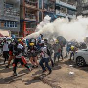 Demonstranter drabbar samman med polisen i Rangoon. 