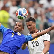 Curaçaos Juninho Bacuna, till vänster, och  Tyskland Felix Nmecha, till höger-