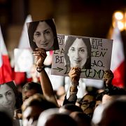 Protester utanför premiärministerns bostad 2019 i stöd för Daphne Caruana Galizia.