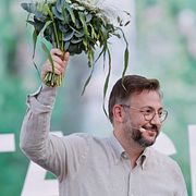 Centerpartiets partiledare Muharrem Demirok med blommer efter sitt tal under politikerveckan i Almedalen