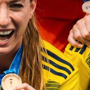 Kosovare Asllani och Caroline Seger jublar med bronsmedaljerna.