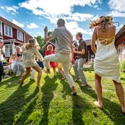 Dans på en midsommarfest i Dalarna. Arkivbild. 
