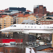 Privatflygplan landar på Bromma flygplats.