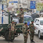 STC-soldater bevakar en väg i Aden i Jemen. 