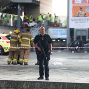 Polis utanför köpcentret. 