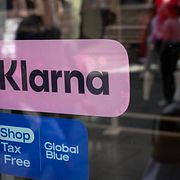 Klarnas logotyp i ett skyltfönster.