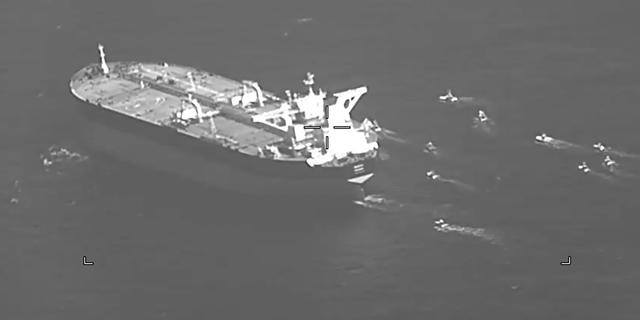 Oljetankern Niovi omringad av iranska stridsbåtar i Hormuzsundet AP / USA:s flotta