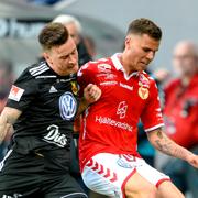 Östersunds Jamie Hopcutt trycker till Kalmars Herman Hallberg.