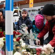 Människor lämnar blommor för de drabbade på Drottninggatan.