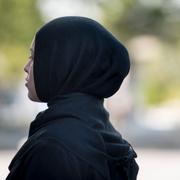 En kvinna med hijab.