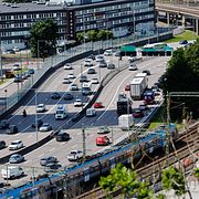 Trafik och bilkö på E6 genom Göteborg.