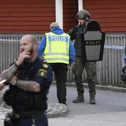 Polis och avspärrningar utanför den plats i Holma i Malmö där skottlossning ägde rum på söndagskvällen.